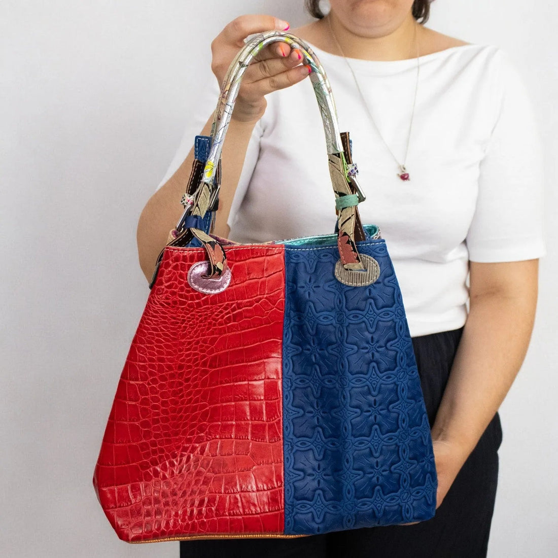 Bolso hobo en Piel Pregato Vittoria Rojo Azul - KimondoShop